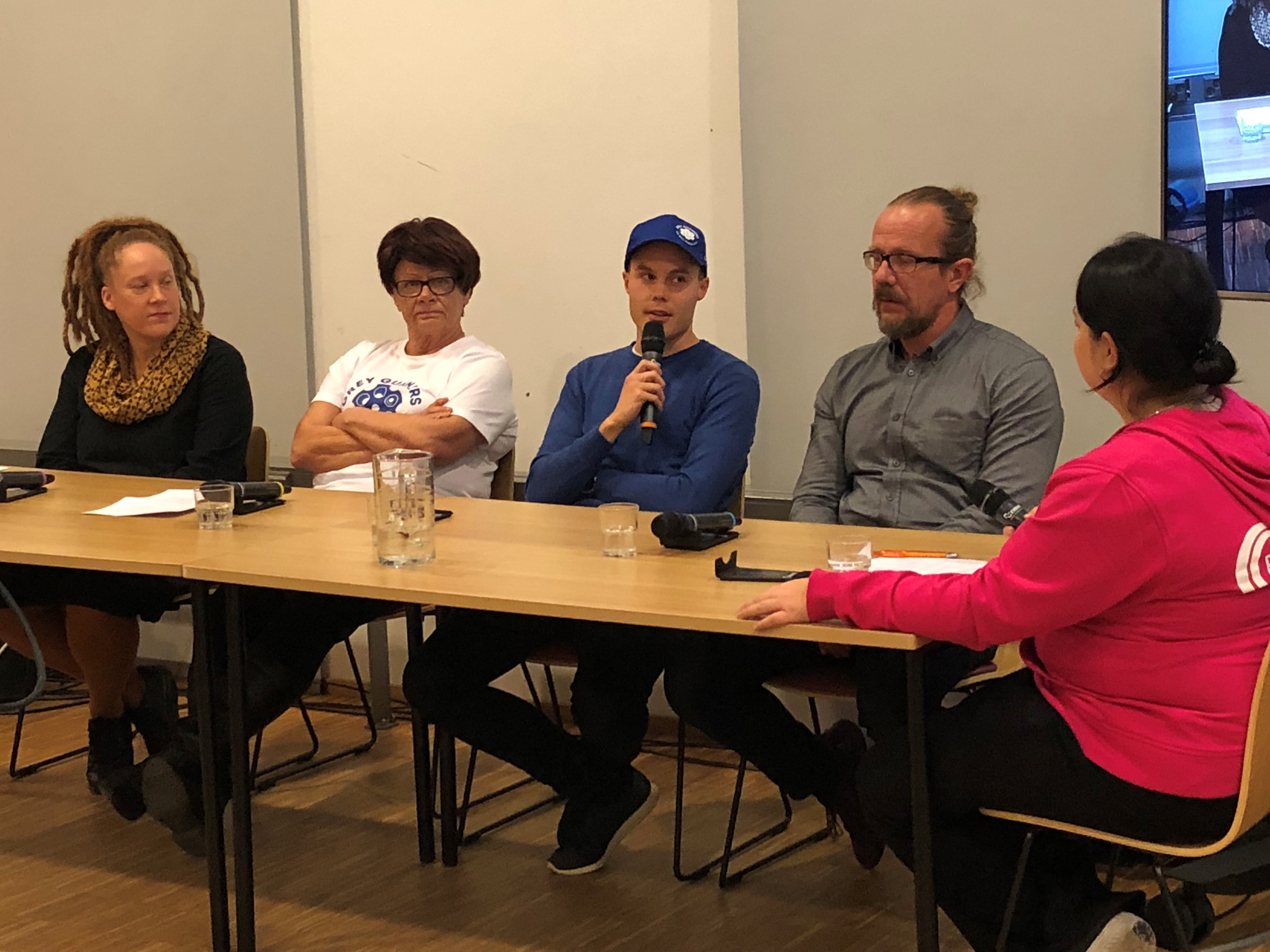 Kuva pelialan ammattilaisten paneelikeskustelusta