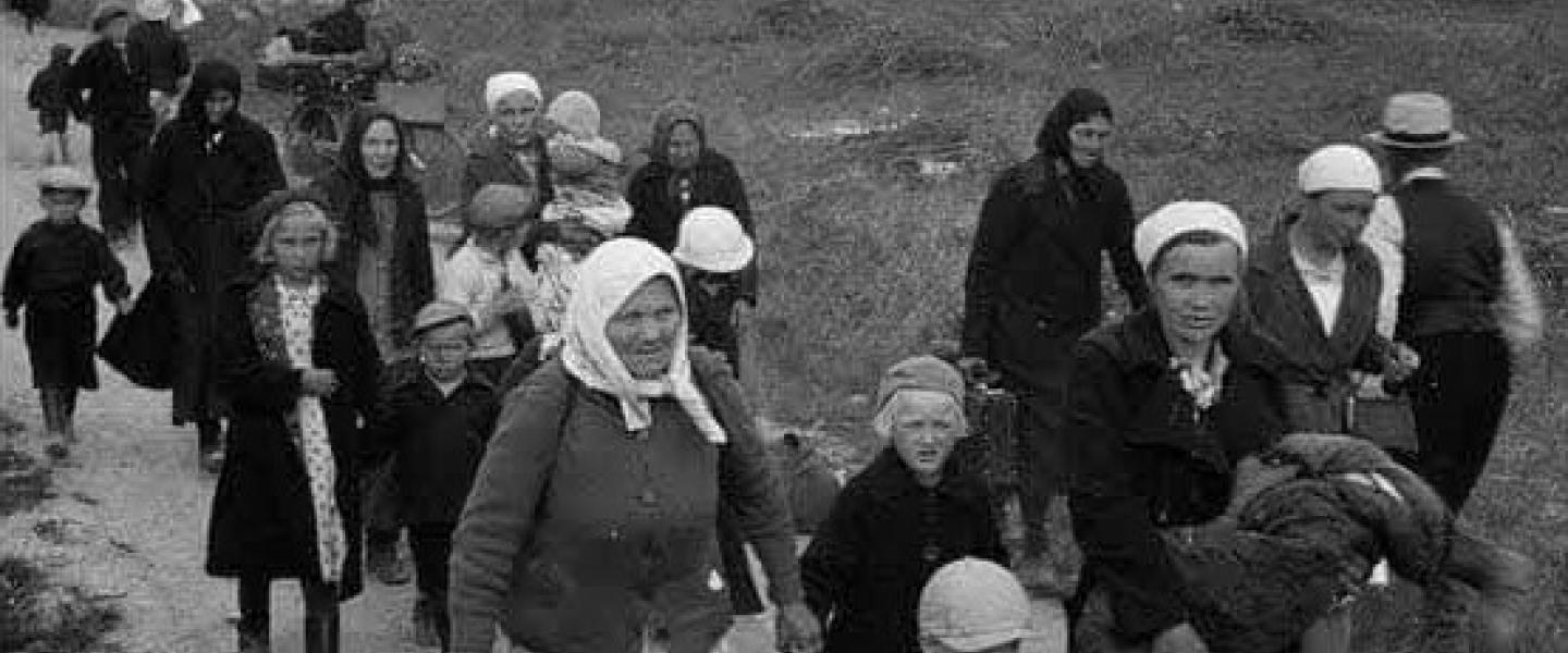 ihmisiä evakkotiellä