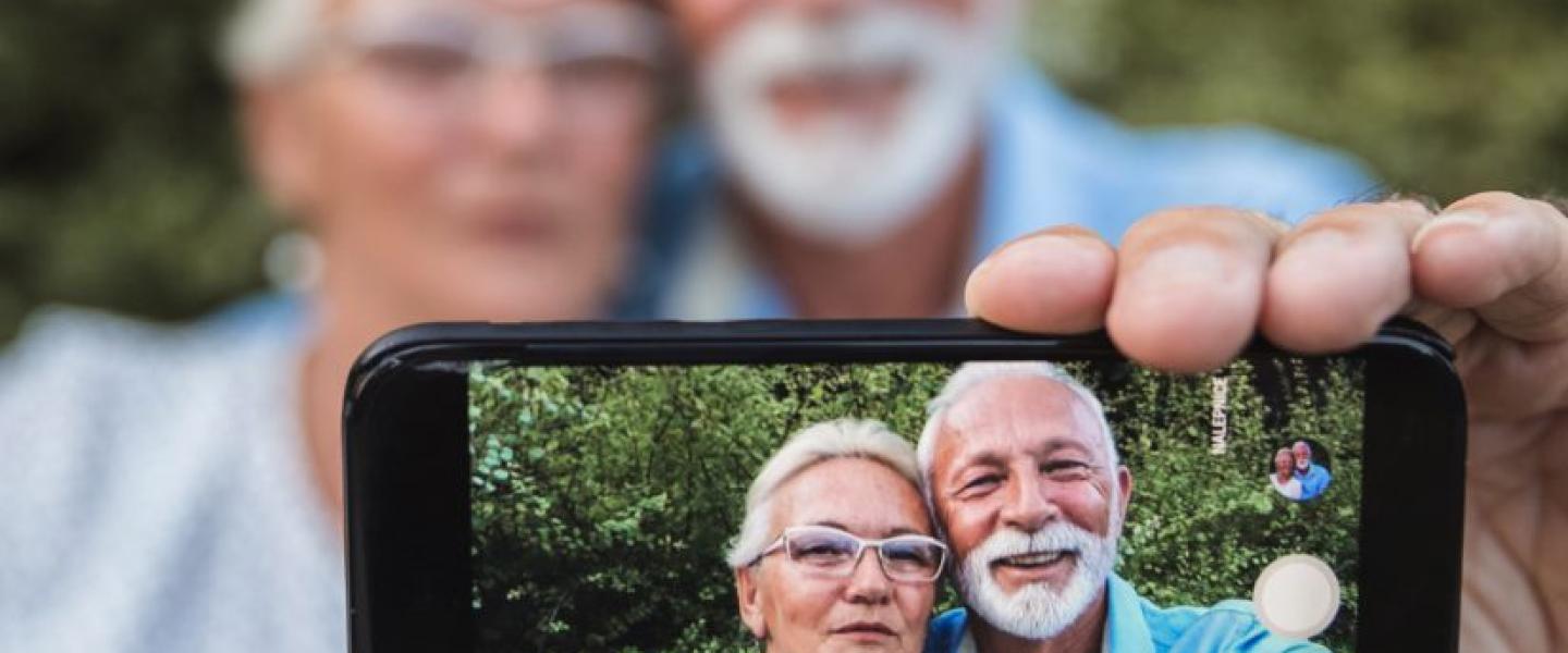 Pariskunta ottamassa selfietä