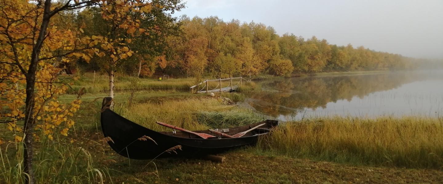 järvi,vene ja syksyinen maisema lapista