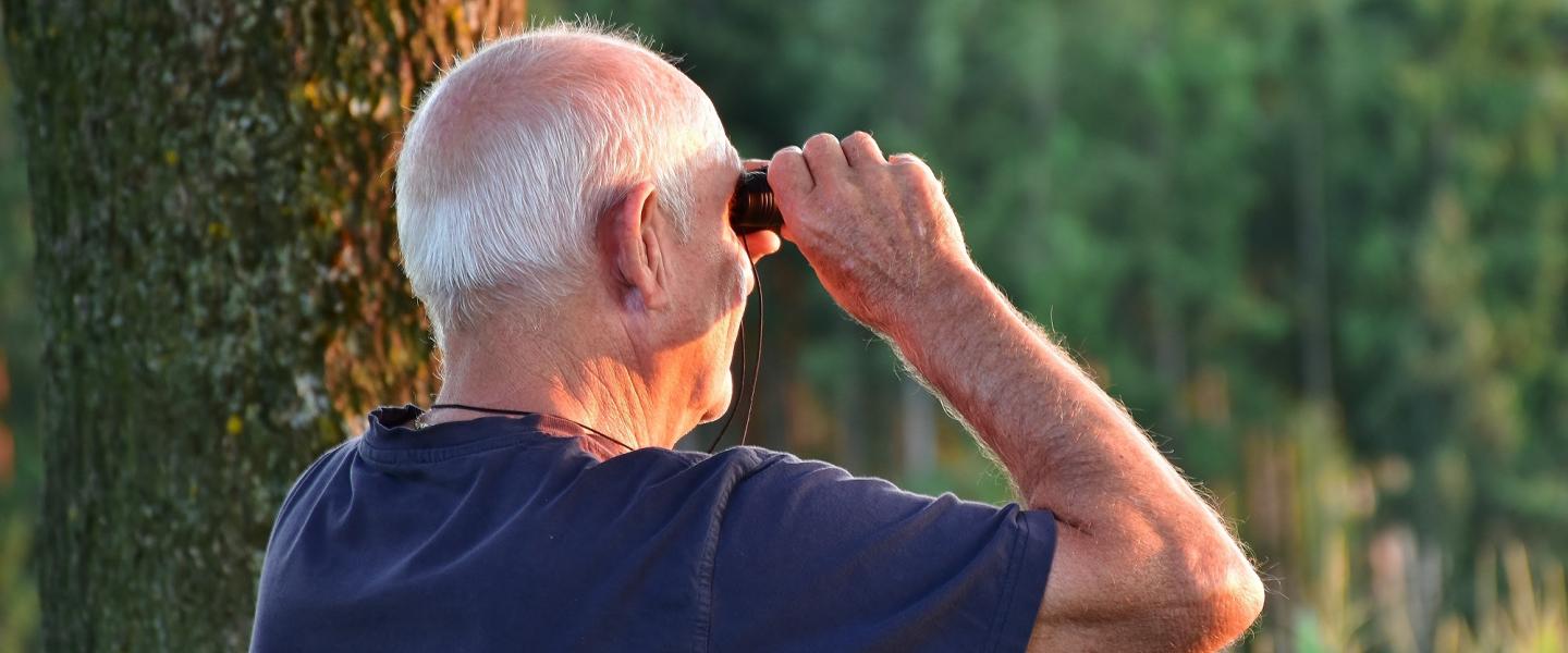Etsijät_mies ja kiikarit