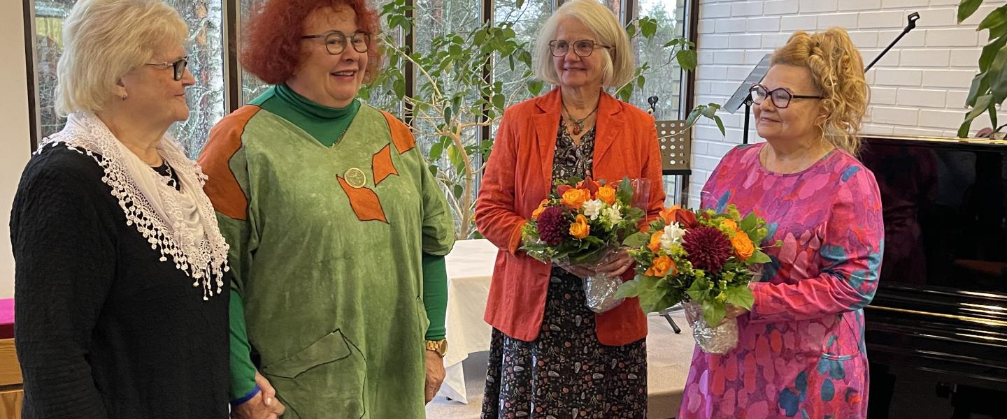 Puheenjohtajat saavat kukkia