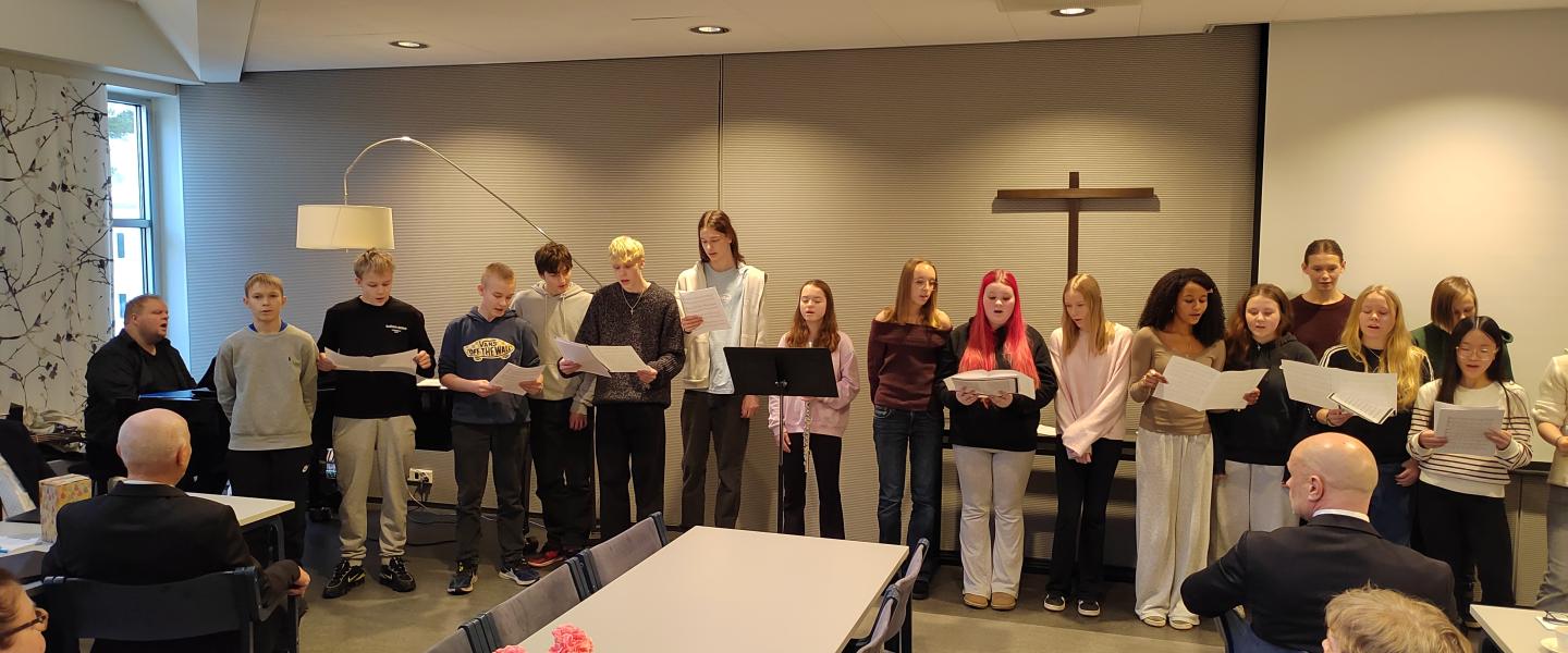 Koululaiset laulavat