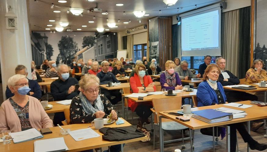 Ihmisiä kokouksessa